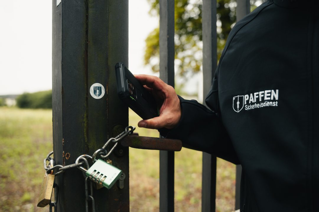 Sicherheitsmitarbeiter scannt einen Kontrollpunkt