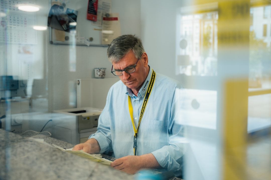 Mitarbeiter überprüft Fortbildungsnachweise